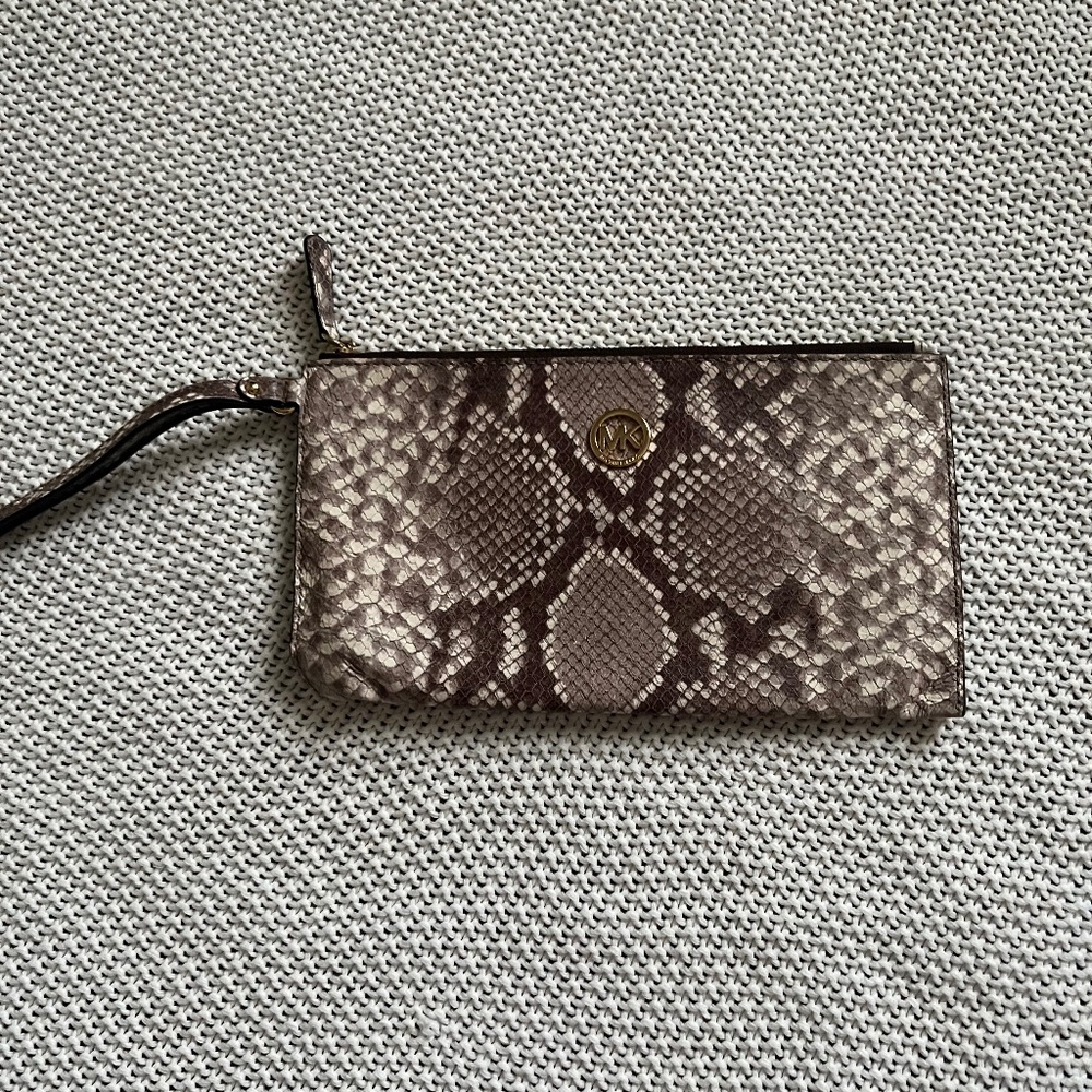Micheal Kors Wristlet